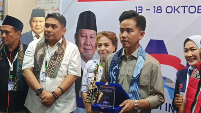 Wapres Gibran Rakabuming Raka didampingi Ketua Umum DPP Gempita Alfonso FP (kedua dari kiri) dalam acara Pekan Prabowo-Gibran di kawasan Jakarta Selatan, Sabtu (18/10/2025). [FTNews.co.id/Selvianus Kopong Basar]